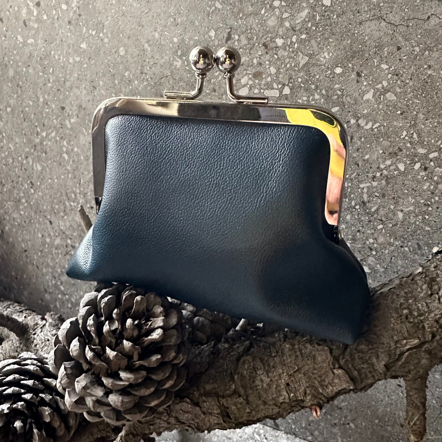 Sitting Pretty Itty Bitty Kisslock Coin Purse